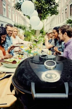 Outdoorchef Holzkohle Kugelgrill Kensington 570 C Schwarz -GrillProfi Verkaufs-Shop 18 400 03 KENSINGTON 570 C 2016 Gruppenbild 01