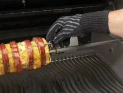Napoleon BBQ Grillhandschuh Aramid Mit Silikon (1 Stück) 9 Napoleon BBQ Grillhandschuh Aramid Mit Silikon (1 Stück) -GrillProfi Verkaufs-Shop 62145 grilling gloves in use napoleon grills 1