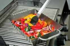 Broil King Gemüse Grillkorb Premium, Edelstahl 26 X 18cm 7 Broil King Gemüse Grillkorb Premium, Edelstahl 26 X 18cm -GrillProfi Verkaufs-Shop 6708 Broil King Wok 69818 lifestyle 03