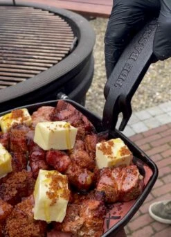 The Bastard Sizzling Plate / Gusseisenpfanne Mit Untersetzer Und Abnehmbaren Griff C/M -GrillProfi Verkaufs-Shop Bastard Sizzling Plate Anwendung