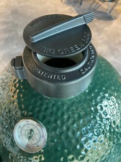 Big Green Egg MiniMax Keramikgrill Mit EGG Carrier Inkl. Zubehörpaket Mit Looftlighter -GrillProfi Verkaufs-Shop Big Green Egg Deckelventil MiniMax Reggulator oben