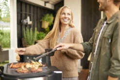 COZZE Plancha 600 / Plancha Grill Mit 2 Gusseisen Grillplatten -GrillProfi Verkaufs-Shop COZZE Plancha 600 Lifestyle