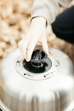 Cobb Grill Premier AIR Deluxe Holzkohlegrill - Modell 2023 19 Cobb Grill Premier AIR Deluxe Holzkohlegrill - Modell 2023 -GrillProfi Verkaufs-Shop Cobb Grill Premier AIR Deluxe Deckel Ventil