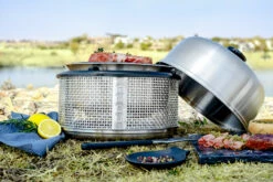 Cobb Grill Premier AIR Deluxe Holzkohlegrill - Modell 2023 15 Cobb Grill Premier AIR Deluxe Holzkohlegrill - Modell 2023 -GrillProfi Verkaufs-Shop Cobb Premier Air Deluxe Campinggrill Lifestyle
