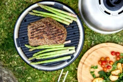 Cobb Grill Premier AIR Deluxe Holzkohlegrill - Modell 2023 16 Cobb Grill Premier AIR Deluxe Holzkohlegrill - Modell 2023 -GrillProfi Verkaufs-Shop Cobb Premier Air Deluxe Lifestyle