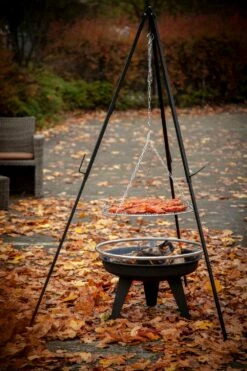 Grillfürst Dreibein Für Dutch Oven Oder Schwenk Grillrost / Höhenverstellbar, Inkl. Kette Und Haken -GrillProfi Verkaufs-Shop Grillfuerst Dreibein Grillrost Feuerstelle