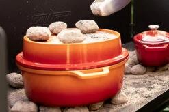 Grillfürst Emaillierter Dutch Oven Ohne Füsse DO7,5 - Orange -GrillProfi Verkaufs-Shop Grillfuerst Dutch Oven farbig Beispiel DO7 5 orange Mood Briketts