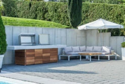 Grillfürst Outdoor Küche Mit Beton-Arbeitsplatte Und HPL-Unterschrank - Mit Edler Holzverkleidung (300 Cm X 80 Cm) - Mit Einbaugrill Und Planchagrill -GrillProfi Verkaufs-Shop Grillfuerst Outdoorkueche Beton Kuecheninsel Unterschraenke 4 1645801078