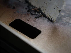 Grillfürst Plancha Grill - 2 Brenner Mit Insgesamt 7 KW Und Edelstahl Plancha - Inkl. 2 Stk. Plancha Spatel Und Grillzange -GrillProfi Verkaufs-Shop Grillfuerst Plancha Grill Ablaufoeffnung