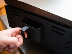 Grillfürst Plancha Grill - 2 Brenner Mit Insgesamt 7 KW Und Edelstahl Plancha -GrillProfi Verkaufs-Shop Grillfuerst Plancha Grill Fettauffangbehaelter 1