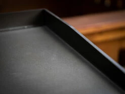 Grillfürst Plancha Grill - 2 Brenner Mit Insgesamt 7 KW Und Edelstahl Plancha - Inkl. 2 Stk. Plancha Spatel Und Grillzange -GrillProfi Verkaufs-Shop Grillfuerst Plancha Grill Materialstaerke 5 mm