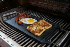 Grillfürst Universal Grillplatte / Wendeplatte Aus Gusseisen 35 X 20 Cm -GrillProfi Verkaufs-Shop Grillfuerst eckige Universal Grillplatte auf Grillrost