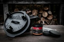 Grillfürst XXL Dutch Oven Set: Starterpaket Gusseisen - X-DEAL Mit Dutch Oven DO9+DO4, Kastenform BK4, Gusseisenpfanne Ø 30 Cm - Inkl. Großem Zubehörpaket 35 Grillfürst XXL Dutch Oven Set: Starterpaket Gusseisen - X-DEAL Mit Dutch Oven DO9+DO4, Kastenform BK4, Gusseisenpfanne Ø 30 Cm - Inkl. Großem Zubehörpaket -GrillProfi Verkaufs-Shop Gusseisen Pflegepaste 1