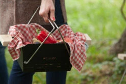 Knister Grill Small - Holzkohle Kompaktgrill 19 Knister Grill Small - Holzkohle Kompaktgrill -GrillProfi Verkaufs-Shop Knister Gril Small Tragekorb