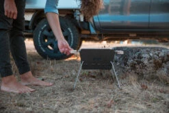 Knister Grill Small - Holzkohle Kompaktgrill 23 Knister Grill Small - Holzkohle Kompaktgrill -GrillProfi Verkaufs-Shop Knister Grill Campinggrill Beine Wiese