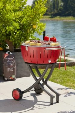 LotusGrill XXL - Holzkohle Grillstation - Feuerrot -GrillProfi Verkaufs-Shop LotusGrill XXL Feuerrot Fahrbar Kugelgrill