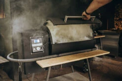 Moesta Pelletgrill Sheriff Inklusive Bambus Ablagebrett - Modell 2023 -GrillProfi Verkaufs-Shop Moesta Pelletgrill Sheriff Anwendung