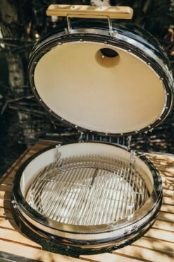 Monolith Grill LeCHEF BBQ GURU - PRO-Serie 2.0 Schwarz - MIT Gestell Und Seitentischen 10 Monolith Grill LeCHEF BBQ GURU - PRO-Serie 2.0 Schwarz - MIT Gestell Und Seitentischen -GrillProfi Verkaufs-Shop Monolith Le Chef Deckel offen Keramikgrill 4