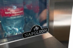 Napoleon Outdoor - Kühlschrank, 135 Liter, Linksdrehende Tür Mit Doppelverglasung Und LED Beleuchtung - Wasserdicht Nach IP24 -GrillProfi Verkaufs-Shop NFR135ORGL Napoleon Kuehlschrank doppelt verglast