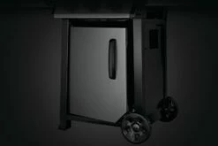 Napoleon Freestyle 365 Gasgrill, Graphit - Mit Sizzle Zone Und Tür - Modell 2023 NEU 21 Napoleon Freestyle 365 Gasgrill, Graphit - Mit Sizzle Zone Und Tür - Modell 2023 NEU -GrillProfi Verkaufs-Shop Napoleon Freestyle 365 Sizzle Zone Tuer offen