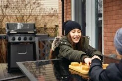 Napoleon Freestyle 425 Gasgrill, Graphit - Mit Sizzle Zone - X-DEAL Inkl. Grillplatte Und Plancha Tool-Set -GrillProfi Verkaufs-Shop Napoleon Freestyle 425 SIB Lifestyle Balkon 2