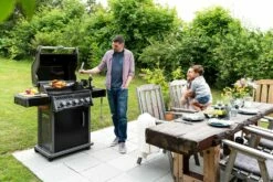 Napoleon Rogue 425 Gasgrill - All Black - Mit Seitenbrenner - Hero Modell 2023 Mit Heckbrenner Inkl. Drehspieß Und Abdeckhaube -GrillProfi Verkaufs-Shop Napoleon Gasgrill Rogue 425 Hero Lifestyle 01