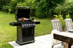 Napoleon Rogue 425 Gasgrill - All Black - Mit Seitenbrenner - Hero Modell 2023 Mit Heckbrenner Inkl. Drehspieß Und Abdeckhaube -GrillProfi Verkaufs-Shop Napoleon Gasgrill Rogue 425 Hero Lifestyle Drehspiess