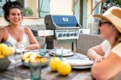 Napoleon Rogue SE 425 Gasgrill, Schwarz Mit Gussrosten, Sizzle Zone Und Heckbrenner - Hero Modell 2023 Inkl. Drehspieß -GrillProfi Verkaufs-Shop Napoleon Gasgrill Rogue SE 425 Lifestyle 02