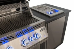 Napoleon Outdoor Küche Oasis Compact 105 Mit BIG32 Einbaugrill Und Einbau Sizzle Zone - Inkl. Arbeitsplatte Aus Feinsteinzeug 13 Napoleon Outdoor Küche Oasis Compact 105 Mit BIG32 Einbaugrill Und Einbau Sizzle Zone - Inkl. Arbeitsplatte Aus Feinsteinzeug -GrillProfi Verkaufs-Shop Napoleon Oasis Compact BIG32 Sizzle Zone Seitenbrenner