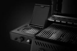 Napoleon Phantom Freestyle 425 Gasgrill, Mattschwarz - Mit Sizzle Zone Und Tür - Modell 2023 21 Napoleon Phantom Freestyle 425 Gasgrill, Mattschwarz - Mit Sizzle Zone Und Tür - Modell 2023 -GrillProfi Verkaufs-Shop Napoleon Phantom Freestyle F425DSIBPK PHM Detail Side Burner
