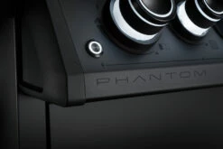 Napoleon Phantom Rogue SE 425 Gasgrill, Mattschwarz Mit Sizzle Zone Und Heckbrenner - Modell 2023 -GrillProfi Verkaufs-Shop Napoleon Phantom Rogue RSE425SIBK 1PHM Detail Badge