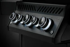 Napoleon Phantom Rogue SE 425 Gasgrill, Mattschwarz Mit Sizzle Zone Und Heckbrenner - Modell 2023 -GrillProfi Verkaufs-Shop Napoleon Phantom Rogue RSE425SIBK 1PHM Detail Knobs