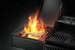 Napoleon Phantom Rogue SE 425 Gasgrill, Mattschwarz Mit Sizzle Zone Und Heckbrenner - Modell 2023 -GrillProfi Verkaufs-Shop Napoleon Phantom Rogue RSE425SIBK 1PHM Detail Side Burnr Food