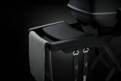 Napoleon Phantom TravelQ PRO285X Kompakt Gasgrill, Mattschwarz - Mit Klappbarem Wagen Inkl. Warmhalterost - Modell 2023 -GrillProfi Verkaufs-Shop Napoleon Phantom TravelQ PRO285X Seitenablagen