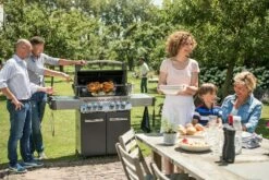 Napoleon Prestige 500 Gasgrill, Charcoal Grau - Mit Safety Glow - X-DEAL Inkl. Grillthermometer, Schneidebrett Und Windschild Für SIZZLE ZONE 38 Napoleon Prestige 500 Gasgrill, Charcoal Grau - Mit Safety Glow - X-DEAL Inkl. Grillthermometer, Schneidebrett Und Windschild Für SIZZLE ZONE -GrillProfi Verkaufs-Shop Napoleon Prestige 500 grau p500grey lifestyle 1
