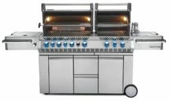 Napoleon Prestige Pro 825-3 Edelstahl Gasgrill Inkl. Drehspieß Und Bodenbeleuchtung + Gratis Napoleon Holzkohlegrill Kugelgrill Ø 57cm -GrillProfi Verkaufs-Shop Napoleon Prestige Pro 825 Gasgrill offen 1