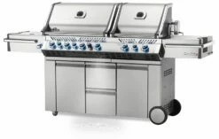 Napoleon Prestige Pro 825-3 Edelstahl Gasgrill Inkl. Drehspieß Und Bodenbeleuchtung + Gratis Napoleon Holzkohlegrill Kugelgrill Ø 57cm -GrillProfi Verkaufs-Shop Napoleon Prestige Pro 825 Gasgrill seitlich 1