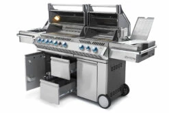 Napoleon Prestige Pro 825-3 Edelstahl Gasgrill Inkl. Drehspieß Und Bodenbeleuchtung + Gratis Napoleon Holzkohlegrill Kugelgrill Ø 57cm -GrillProfi Verkaufs-Shop Napoleon Prestige Pro 825 Gasgrill seitlich offen 1