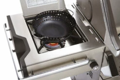 Napoleon Prestige Pro 825-3 Edelstahl Gasgrill Inkl. Drehspieß Und Bodenbeleuchtung - Modell 2023 - SMART Deal Inkl. Grillfürst Grill Control Mit Companion Device Und Einstichthermometer -GrillProfi Verkaufs-Shop Napoleon Prestige Pro 825 Seitenbrenner Gemuesekorb 3