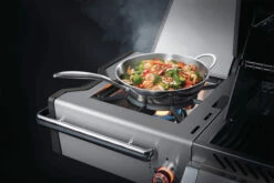 Napoleon Prestige Pro 825-3 Edelstahl Gasgrill Inkl. Drehspieß Und Bodenbeleuchtung + Gratis Napoleon TravelQ PRO285 Kompakt Gasgrill -GrillProfi Verkaufs-Shop Napoleon Prestige Pro 825 Seitenbrenner Wok