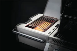 Napoleon Prestige Pro 665-3 Edelstahl Gasgrill, Erdgas Inkl. Drehspieß - Modell 2023 -GrillProfi Verkaufs-Shop Napoleon Prestige Pro Sizzle Zone Offen