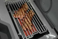 Napoleon Prestige Pro 665-3 Edelstahl Gasgrill Inkl. Drehspieß - Modell 2023 - SMART Deal Inkl. Grillfürst Grill Control Mit Companion Device Und Einstichthermometer -GrillProfi Verkaufs-Shop Napoleon Prestige Pro Sizzle Zone Steaks 7
