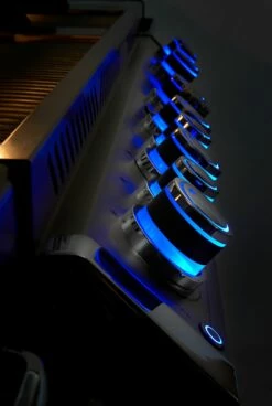 Napoleon Prestige Pro 825-3 Edelstahl Gasgrill Inkl. Drehspieß Und Bodenbeleuchtung - Modell 2023 -GrillProfi Verkaufs-Shop Napoleon Prestige Pro beleuchtere Drehregler blau 5