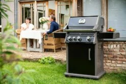 Napoleon Rogue XT 425 Gasgrill - All Black - Mit Sizzle Zone - Modell 2023 27 Napoleon Rogue XT 425 Gasgrill - All Black - Mit Sizzle Zone - Modell 2023 -GrillProfi Verkaufs-Shop Napoleon Rogue XT 425 Gasgrill mit Sizzle Zone Lifestyle