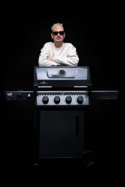 Napoleon Freestyle 425 Gasgrill - Mit Sizzle Zone - Limited Robin Schulz Barbecue Edition - Inkl. Mega Zubehörpaket -GrillProfi Verkaufs-Shop Napoleon und DJ Robin Schulz Freesystel Sonderedition