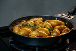 Outdoorchef Carbonstahl Pfanne Ø 24 Cm 15 Outdoorchef Carbonstahl Pfanne Ø 24 Cm -GrillProfi Verkaufs-Shop Outdoorchef Carbonstahl Pfanne 24cm Anwendung