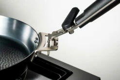 Outdoorchef Carbonstahl Pfanne Ø 24 Cm 12 Outdoorchef Carbonstahl Pfanne Ø 24 Cm -GrillProfi Verkaufs-Shop Outdoorchef Carbonstahl Pfanne Griff abnehmen 1