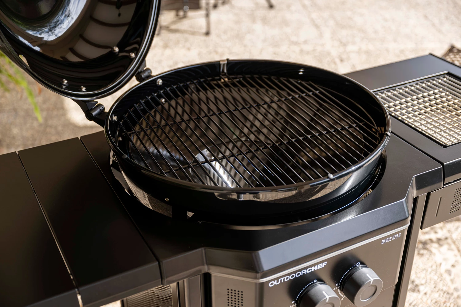 Outdoorchef Gas Kugelgrill Davos 570G Pro Mit Blazing Zone (Infrarotbrenner) & Abdeckhaube 11 Outdoorchef Gas Kugelgrill Davos 570G Pro Mit Blazing Zone (Infrarotbrenner) & Abdeckhaube – Bild 9