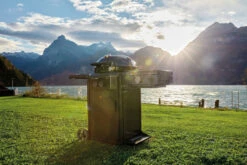 Outdoorchef Gas Kugelgrill Davos 570G Pro Mit Blazing Zone (Infrarotbrenner) & Abdeckhaube 25 Outdoorchef Gas Kugelgrill Davos 570G Pro Mit Blazing Zone (Infrarotbrenner) & Abdeckhaube -GrillProfi Verkaufs-Shop Outdoorchef Davos 570G Pro Blazing Zone Lifestyle