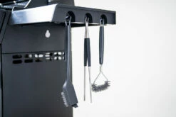 Outdoorchef Dualchef 425 G BZ Gasgrill Mit BLAZING ZONE Infrarotbrenner 32 Outdoorchef Dualchef 425 G BZ Gasgrill Mit BLAZING ZONE Infrarotbrenner -GrillProfi Verkaufs-Shop Outdoorchef Dualchef 425G BZ Detail Besteckhalter